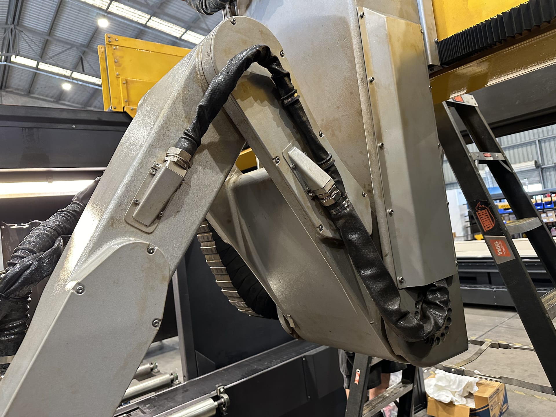 Eight-axis robotic cutting system on the Metaltek XB1200